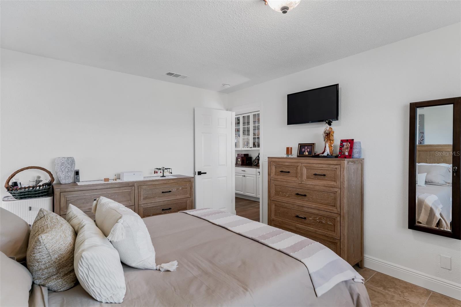 Listing photo id 17 for 6411 Elmhurst Court