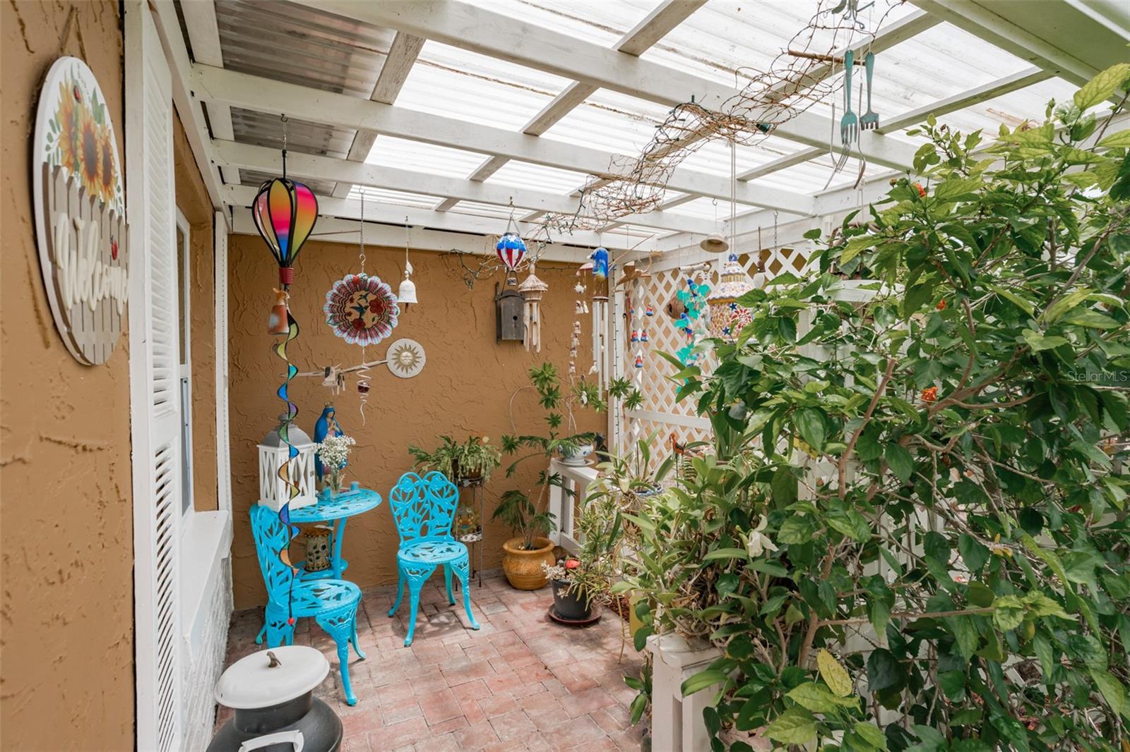 Listing photo id 2 for 6411 Elmhurst Court