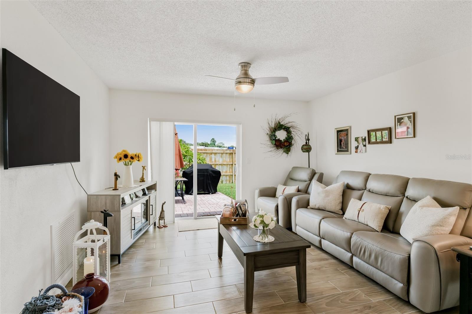 Listing photo id 3 for 6411 Elmhurst Court