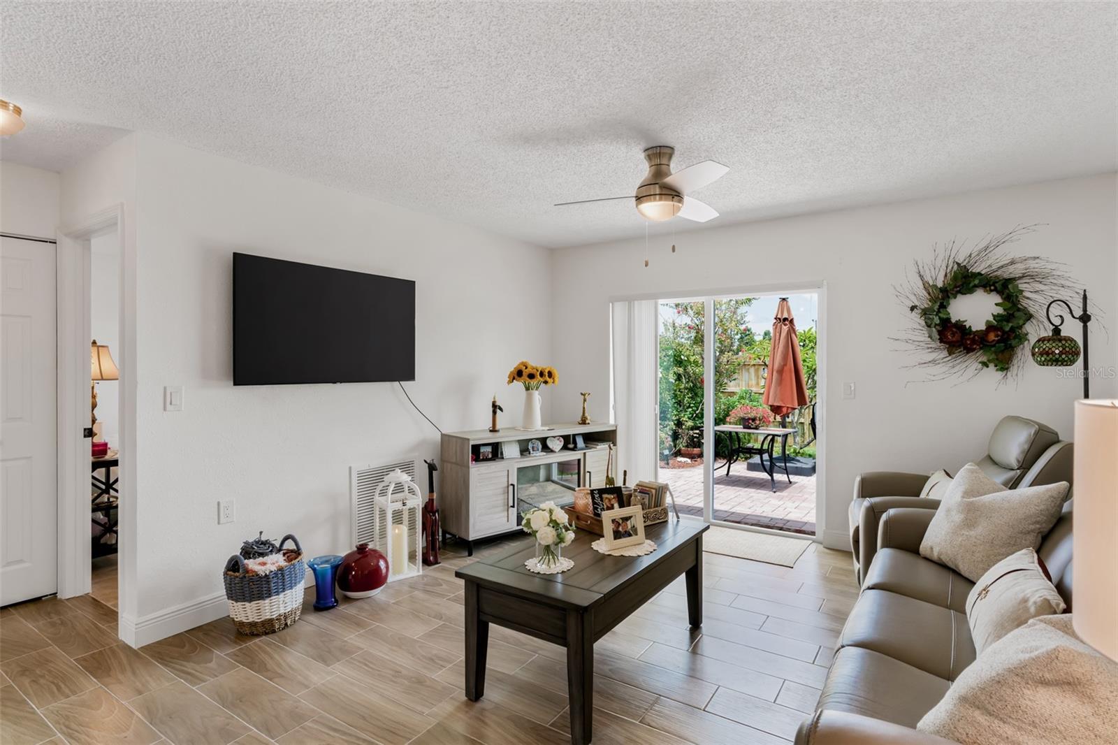 Listing photo id 4 for 6411 Elmhurst Court