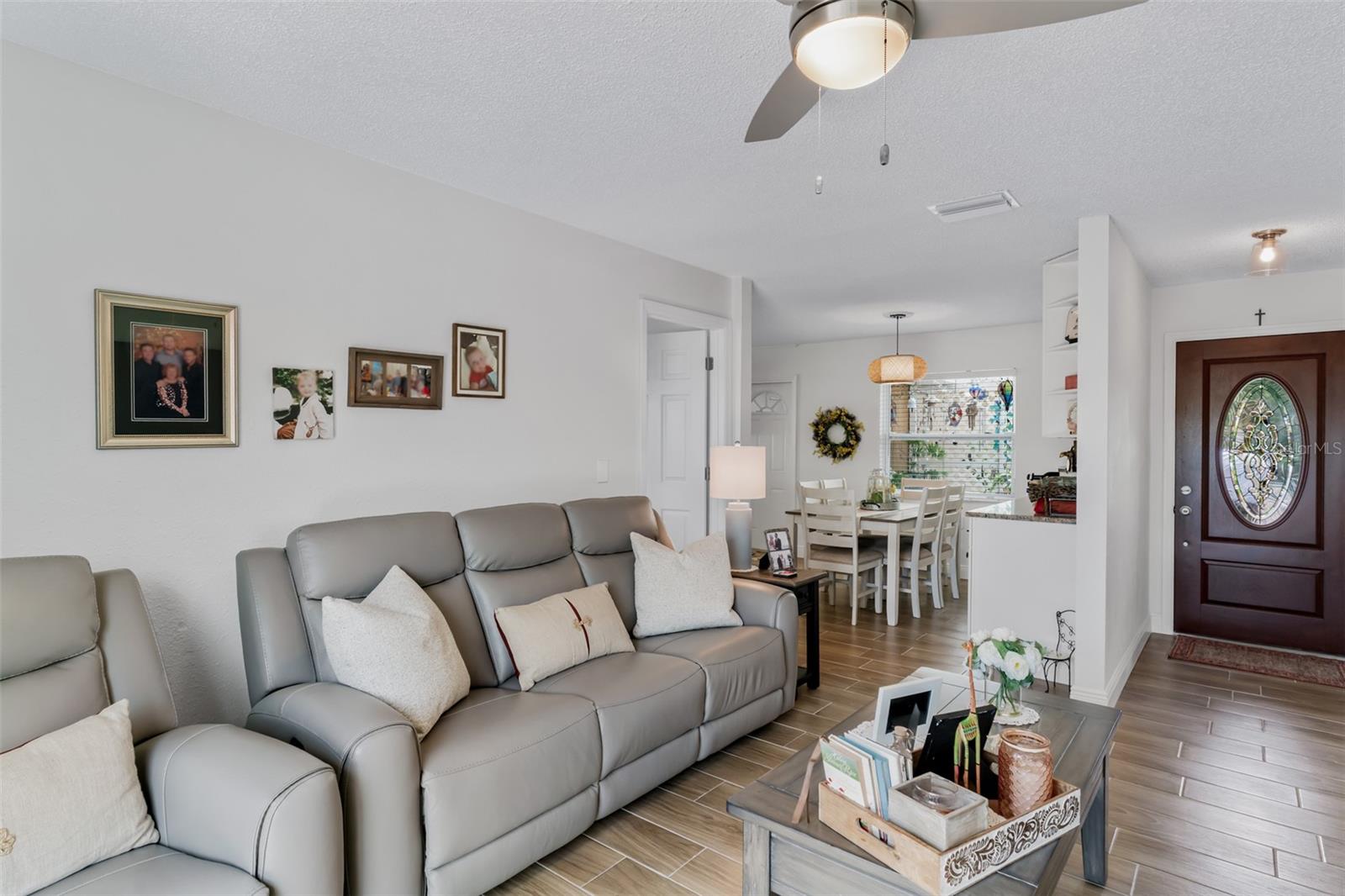 Listing photo id 5 for 6411 Elmhurst Court