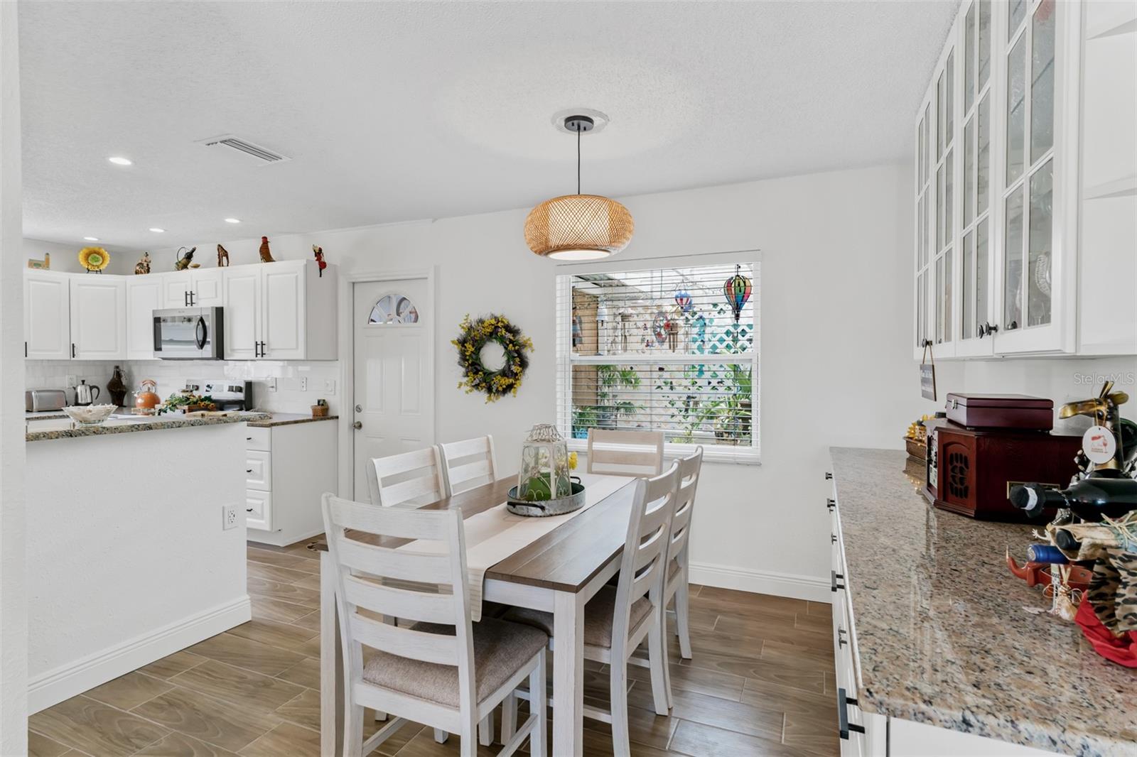 Listing photo id 6 for 6411 Elmhurst Court