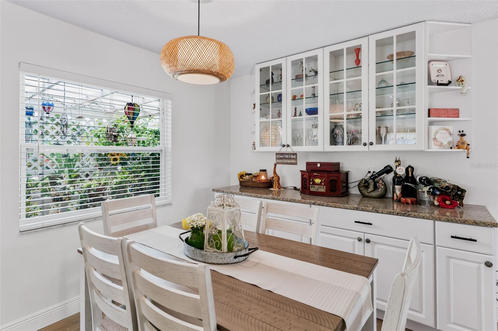 Listing photo id 7 for 6411 Elmhurst Court