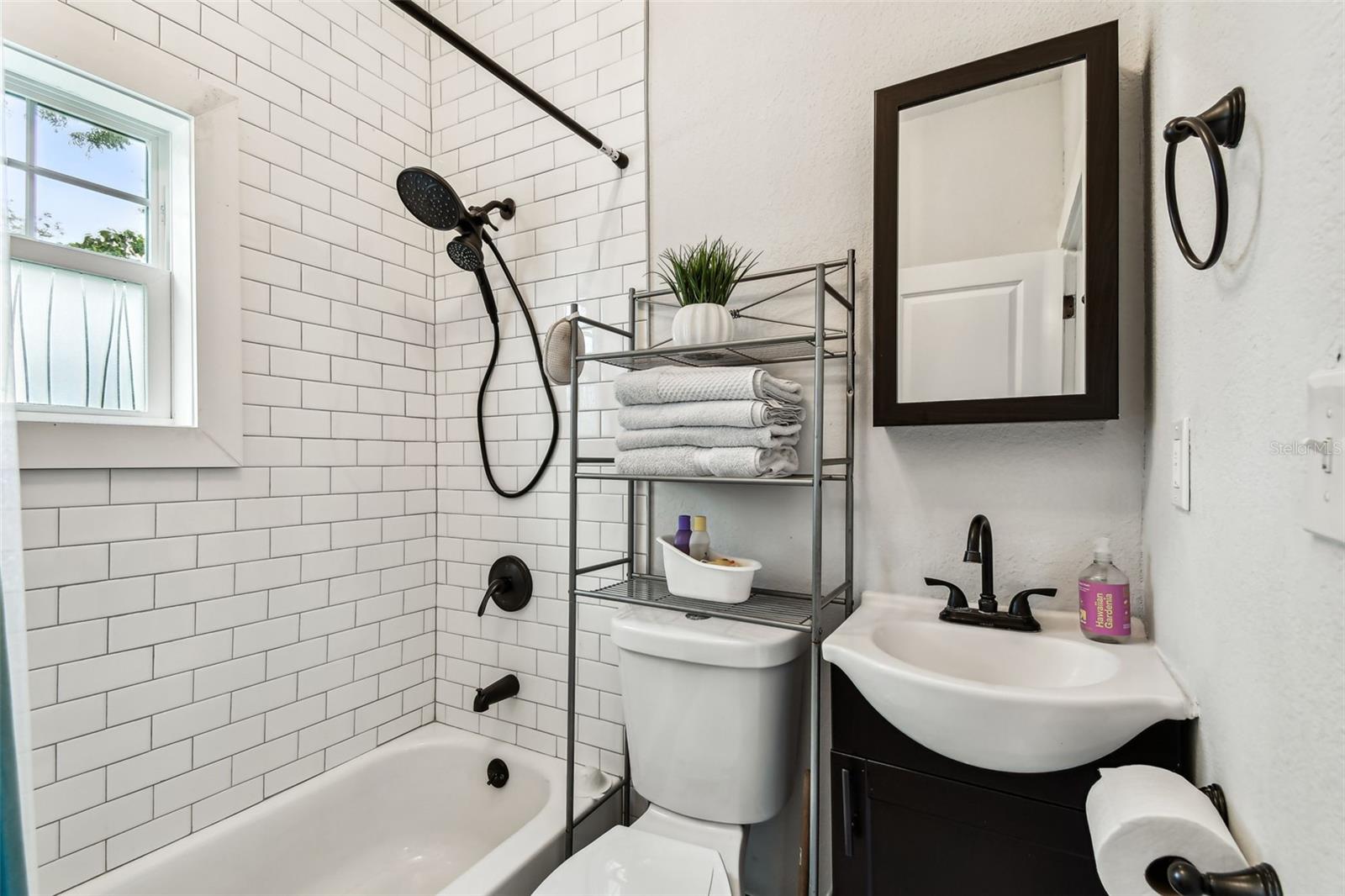 Listing photo id 37 for 111 Ida Street