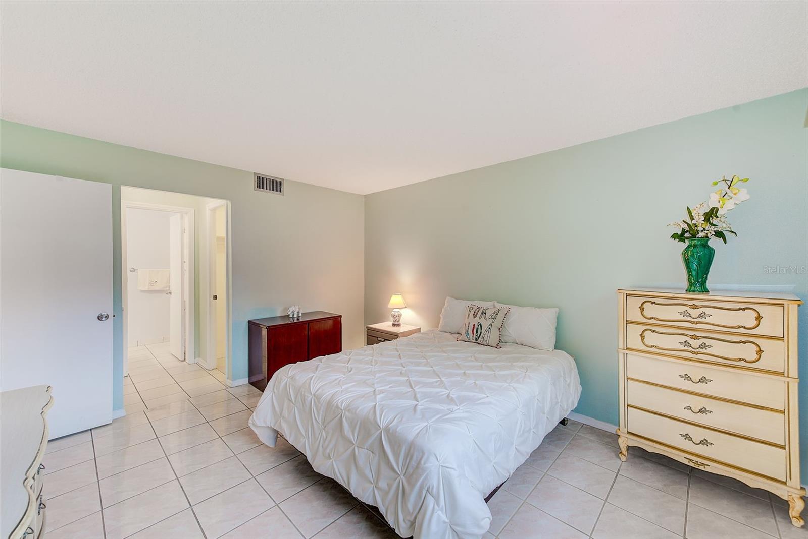 Listing photo id 18 for 2970 Feather Drive
