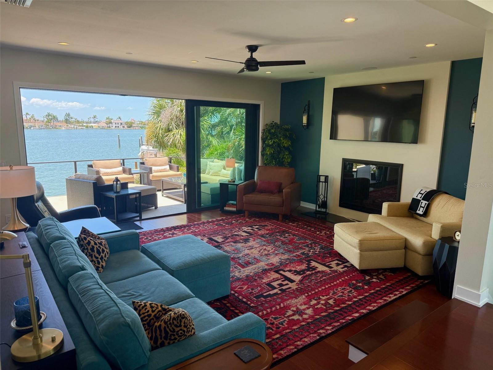 Listing photo id 10 for 850 59th Avenue