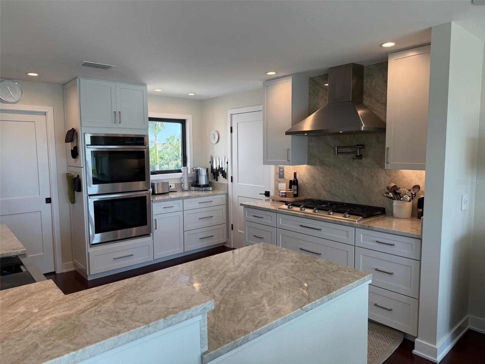 Listing photo id 14 for 850 59th Avenue