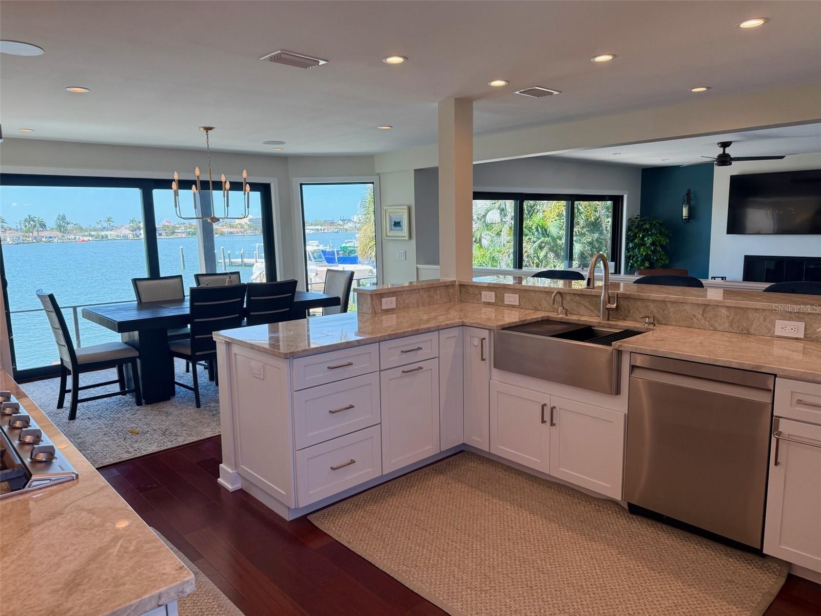 Listing photo id 15 for 850 59th Avenue