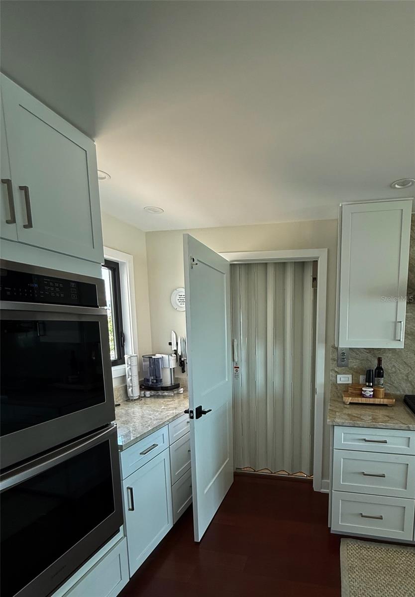 Listing photo id 17 for 850 59th Avenue