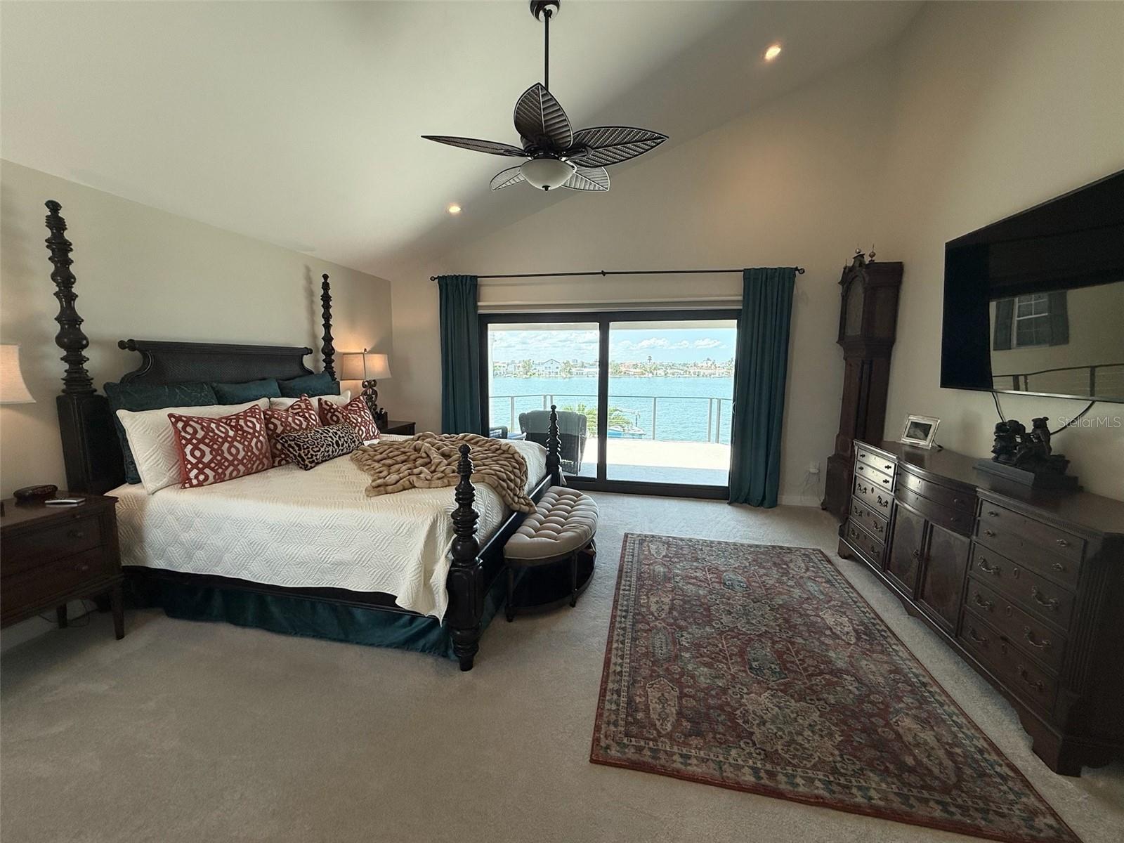 Listing photo id 18 for 850 59th Avenue