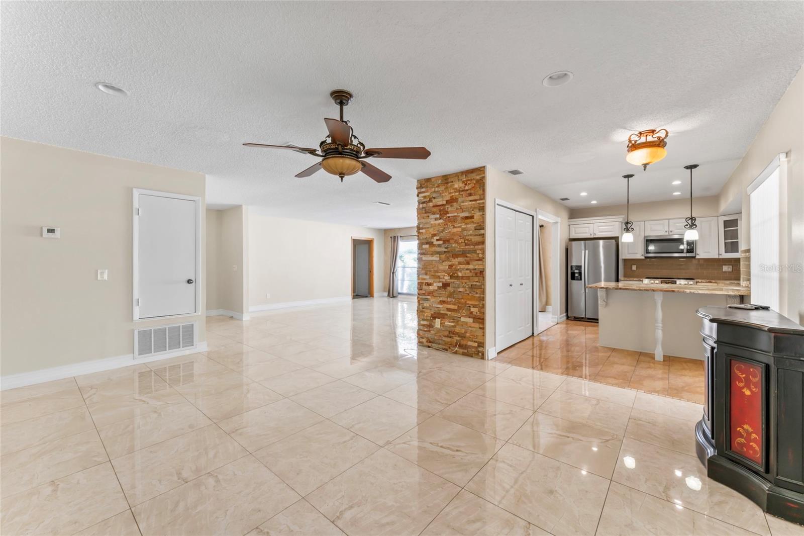 Listing photo id 10 for 7511 Mayfair Court