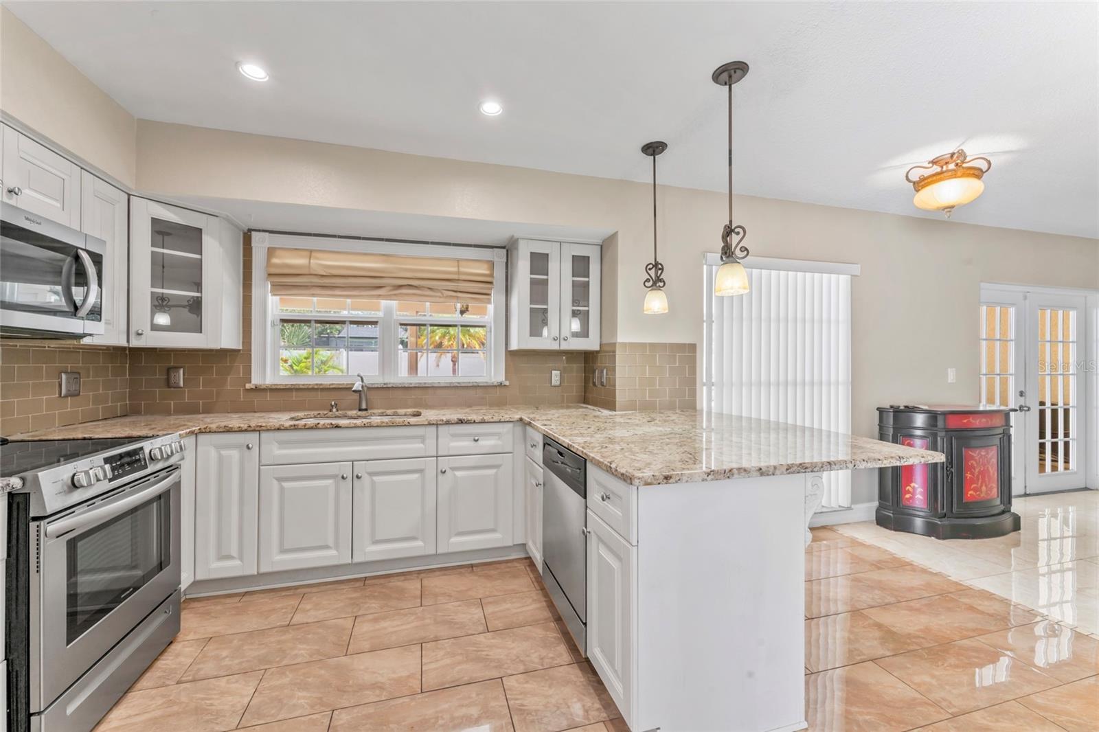 Listing photo id 13 for 7511 Mayfair Court