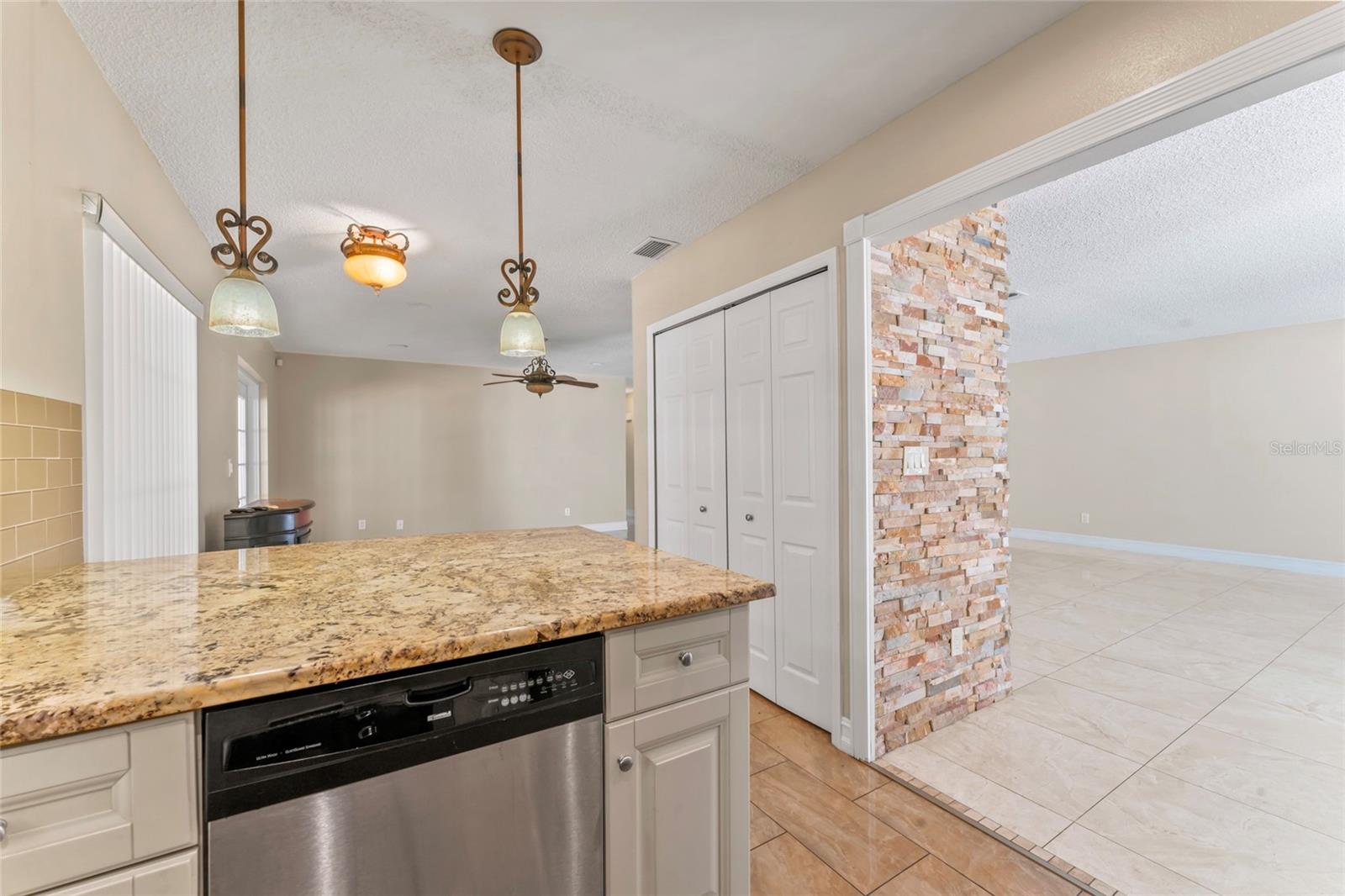 Listing photo id 15 for 7511 Mayfair Court