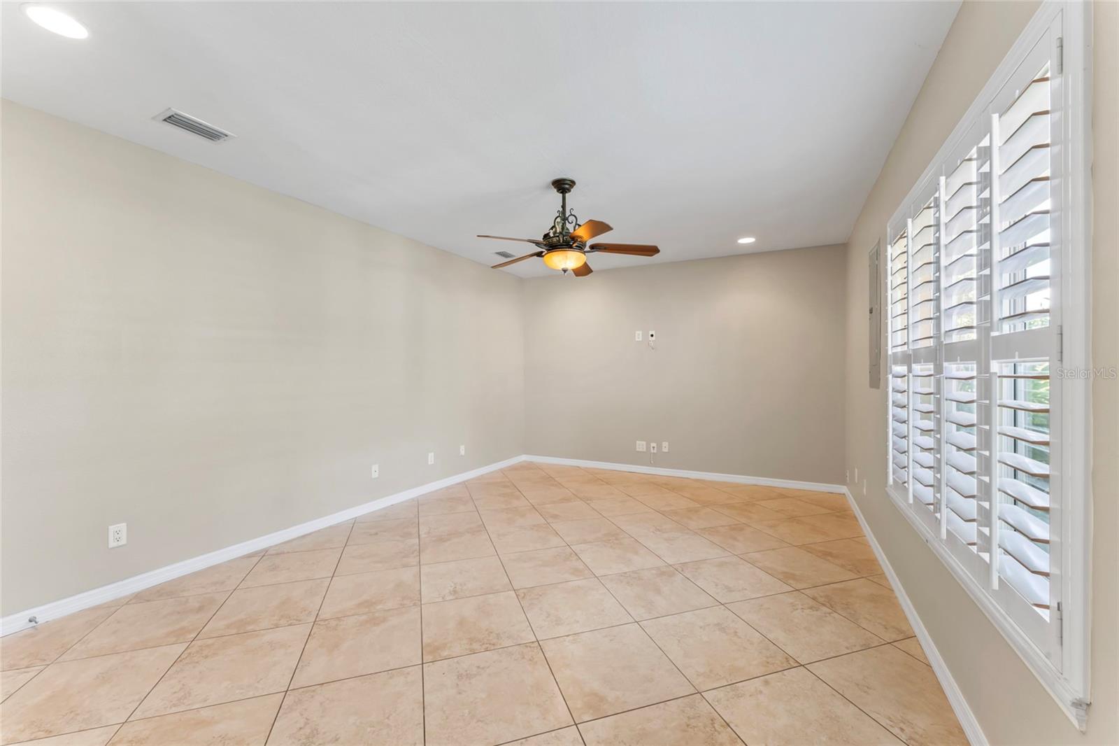 Listing photo id 16 for 7511 Mayfair Court