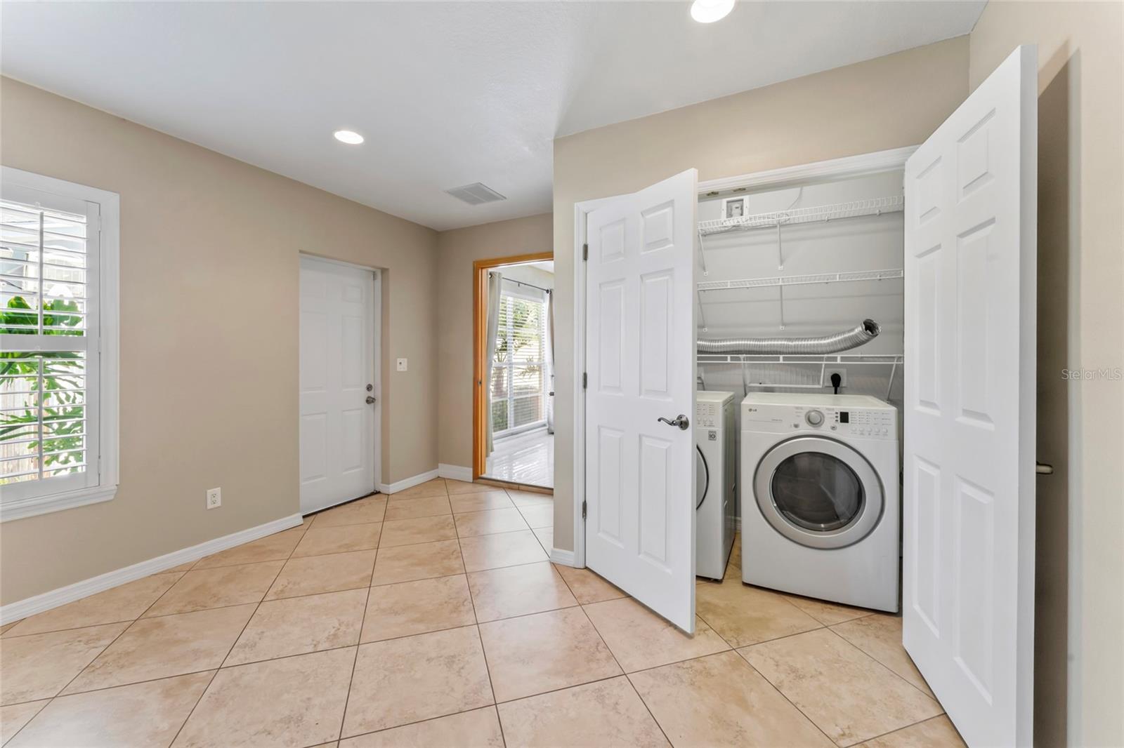 Listing photo id 18 for 7511 Mayfair Court