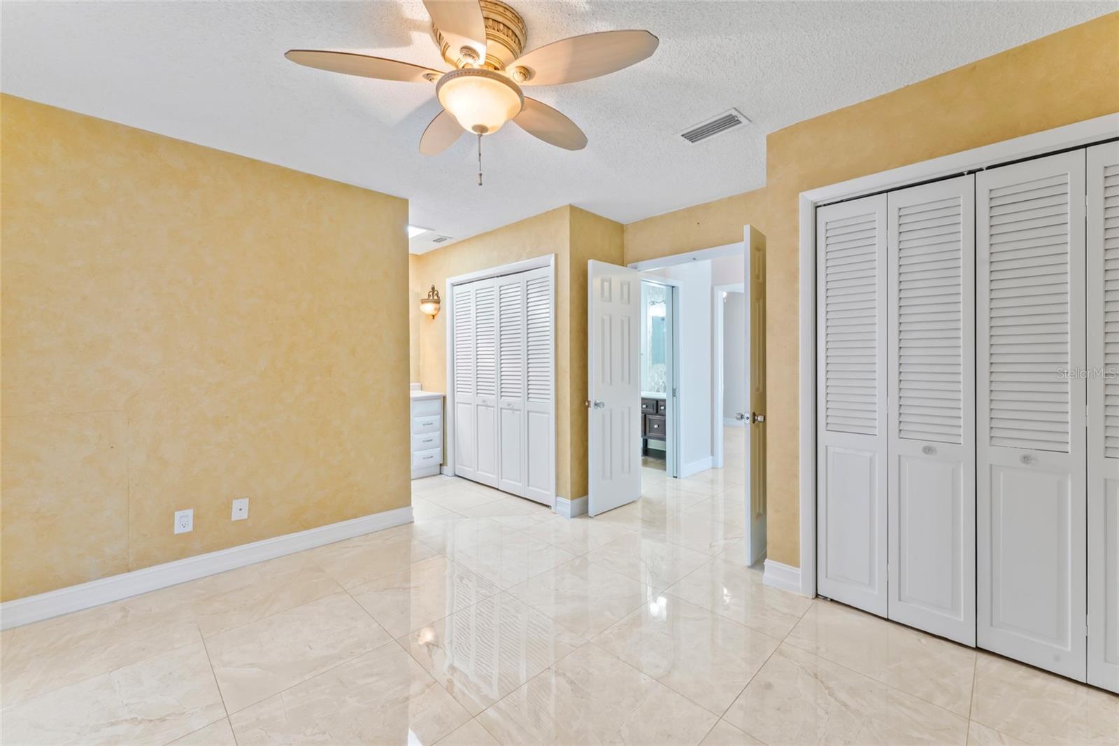 Listing photo id 19 for 7511 Mayfair Court