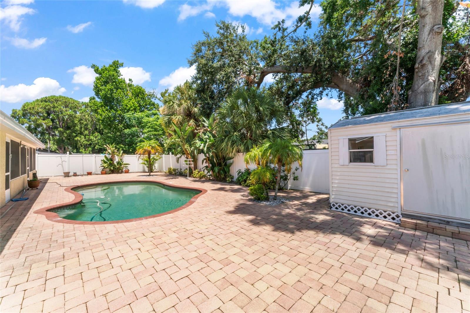 Listing photo id 31 for 7511 Mayfair Court