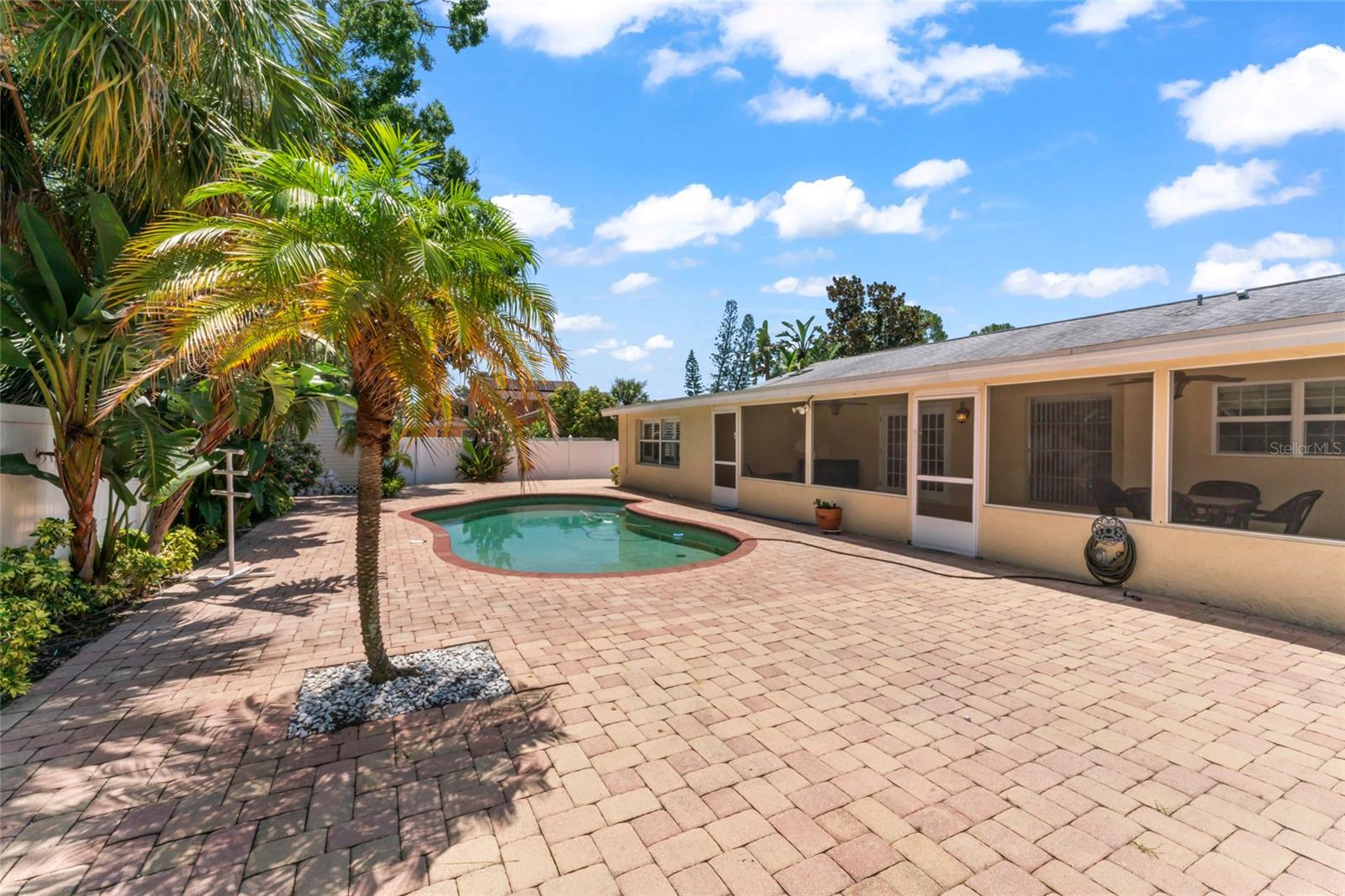 Listing photo id 32 for 7511 Mayfair Court