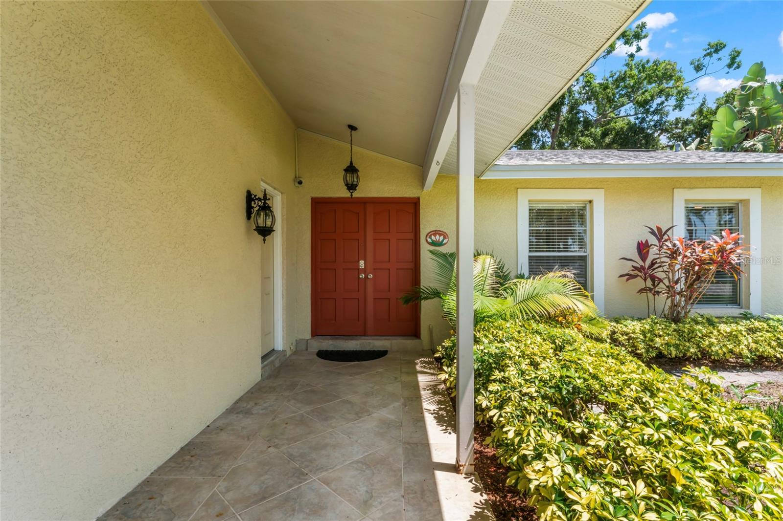 Listing photo id 2 for 7511 Mayfair Court