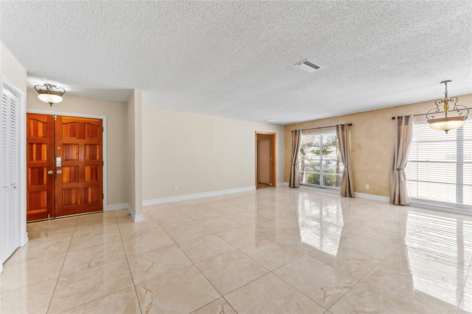 Listing photo id 3 for 7511 Mayfair Court