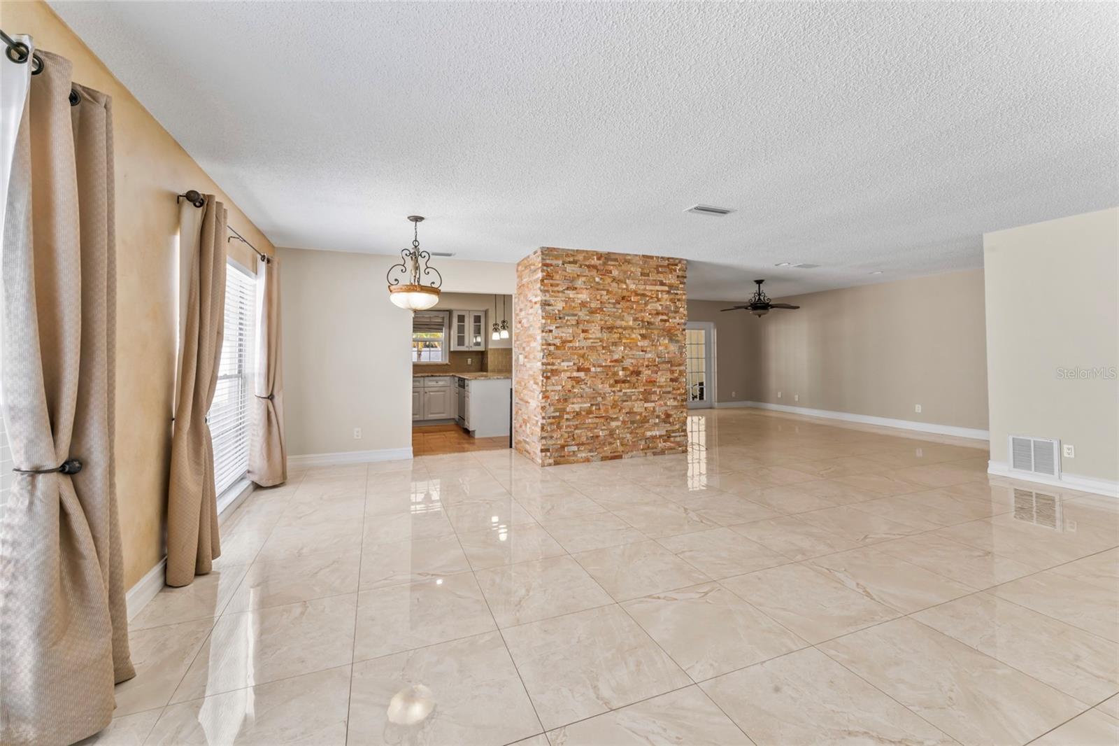Listing photo id 4 for 7511 Mayfair Court