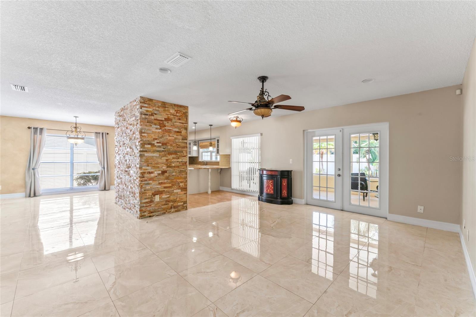 Listing photo id 5 for 7511 Mayfair Court
