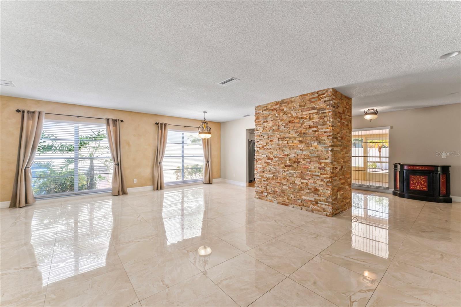 Listing photo id 6 for 7511 Mayfair Court