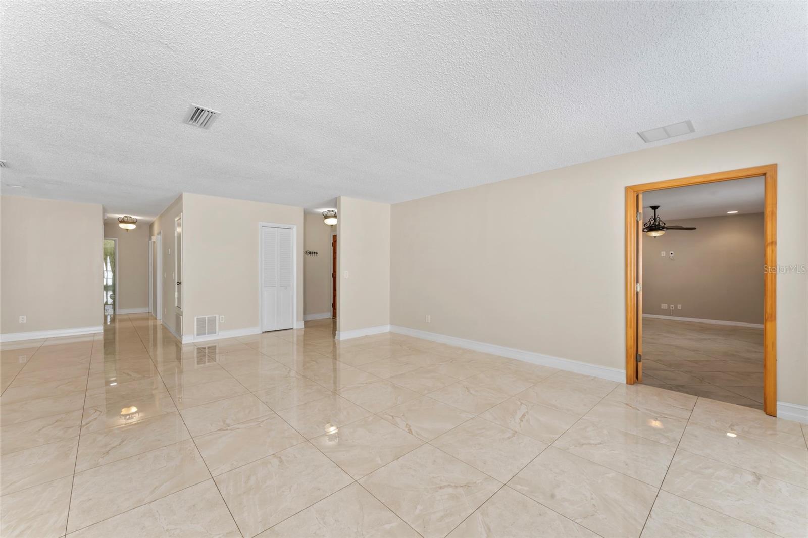 Listing photo id 7 for 7511 Mayfair Court