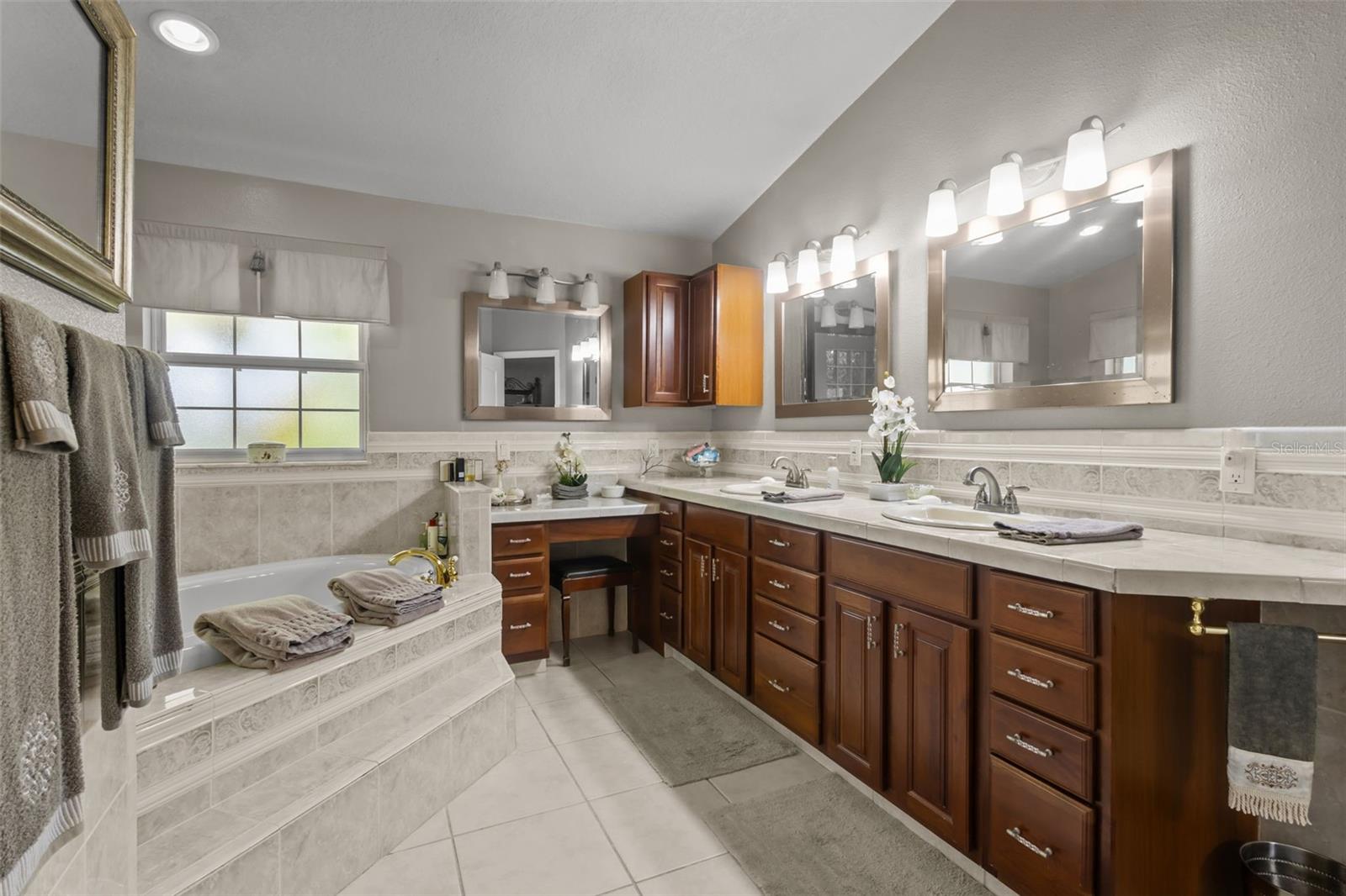 Image 16 of 53 For 7109 San Jose Loop
