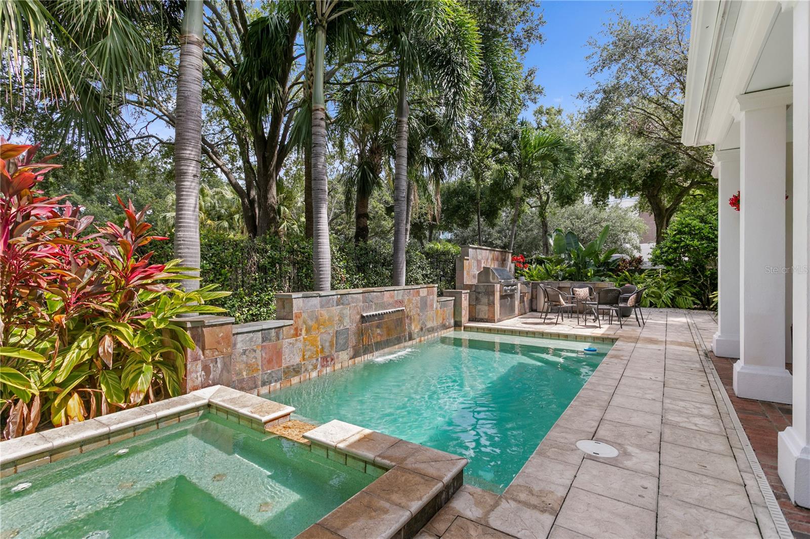 Listing photo id 8 for 901 Harbour Bay Drive