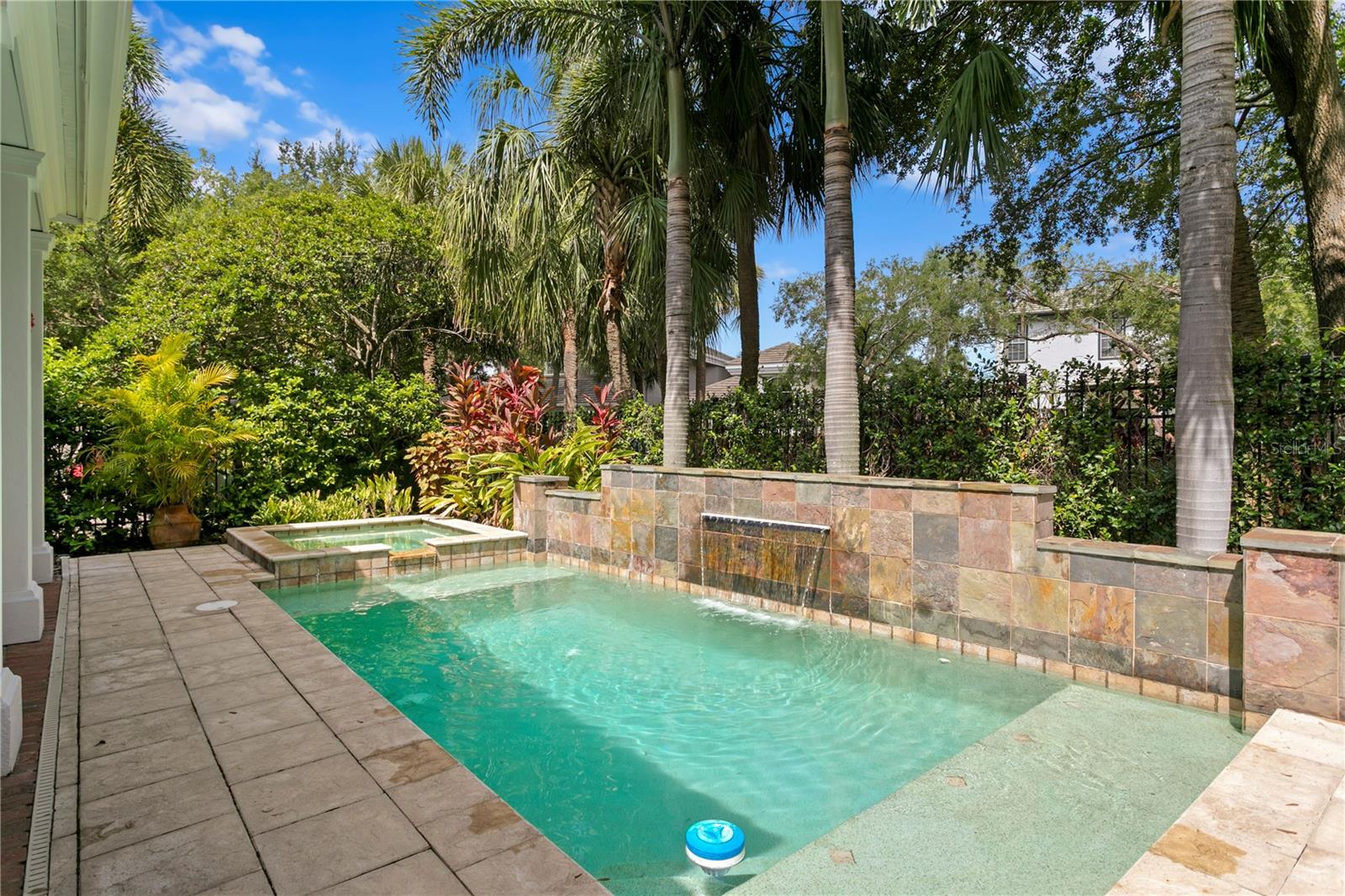 Listing photo id 9 for 901 Harbour Bay Drive
