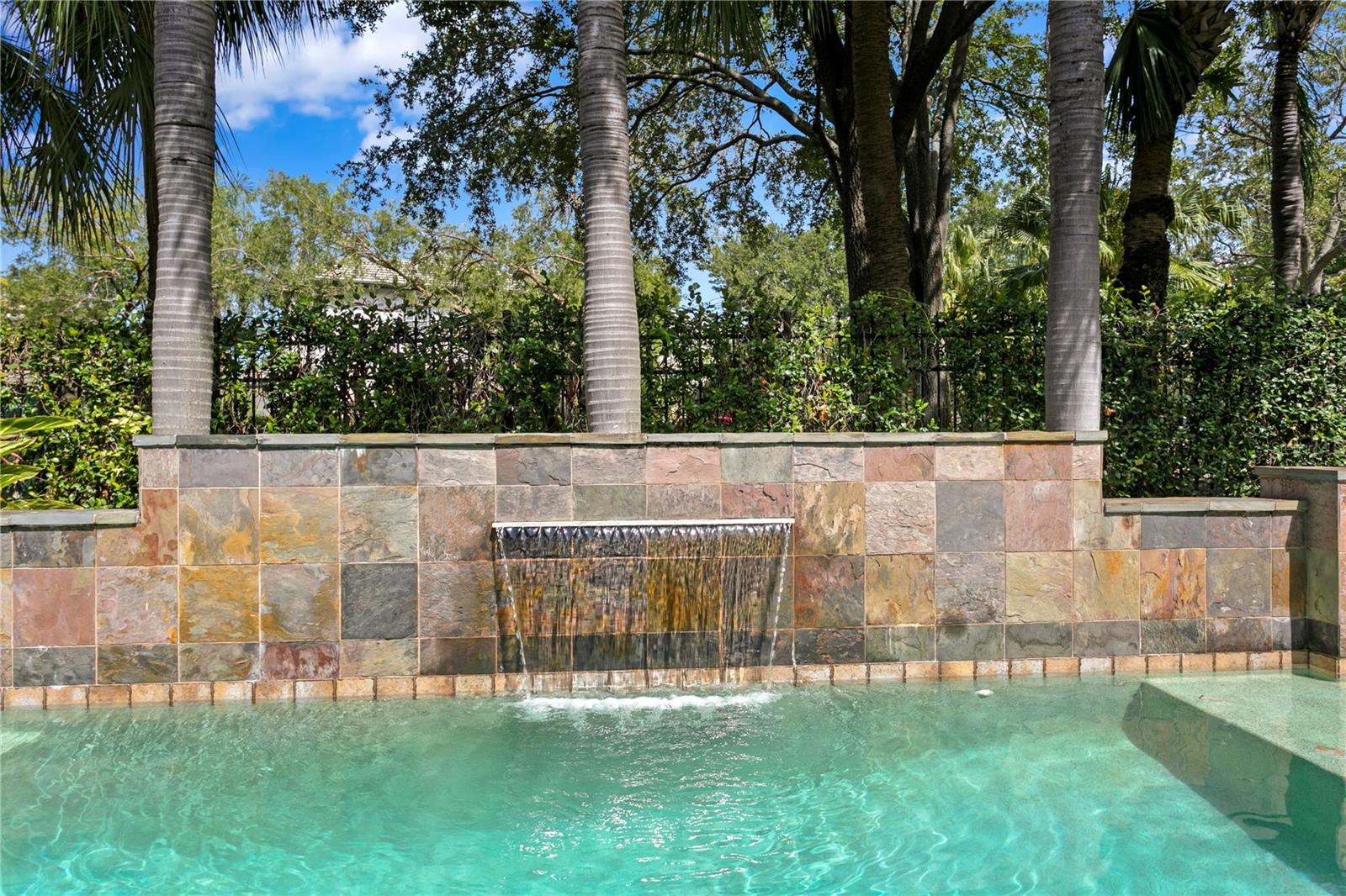 Listing photo id 10 for 901 Harbour Bay Drive