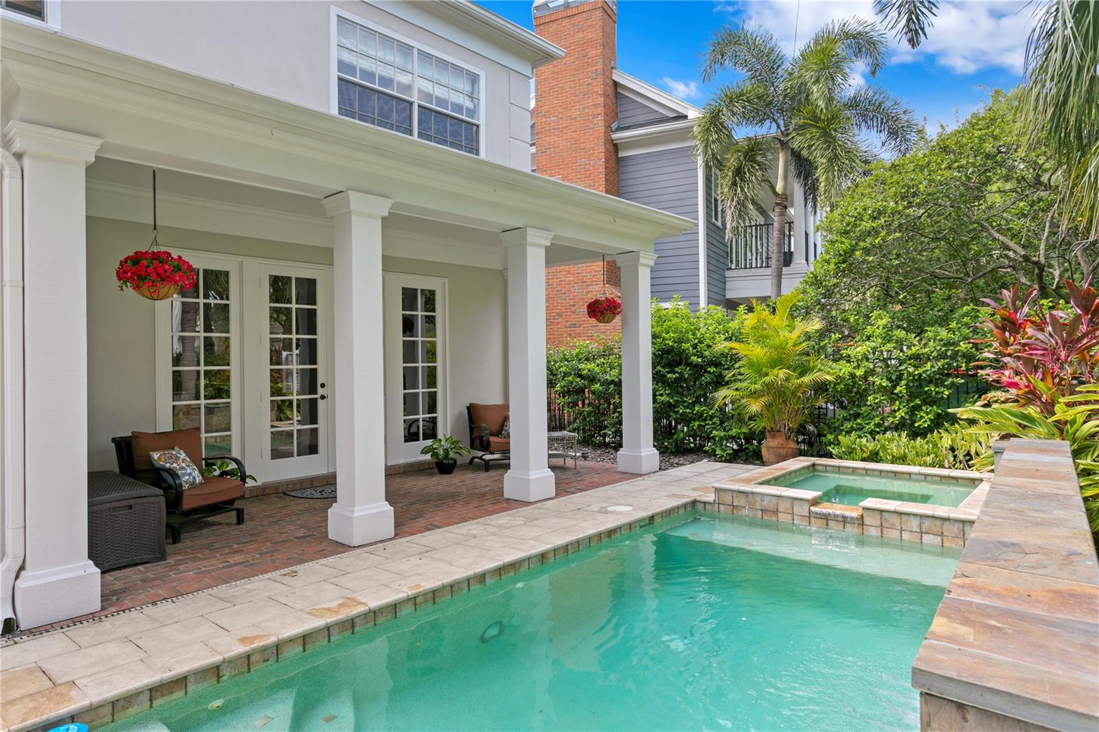 Listing photo id 11 for 901 Harbour Bay Drive