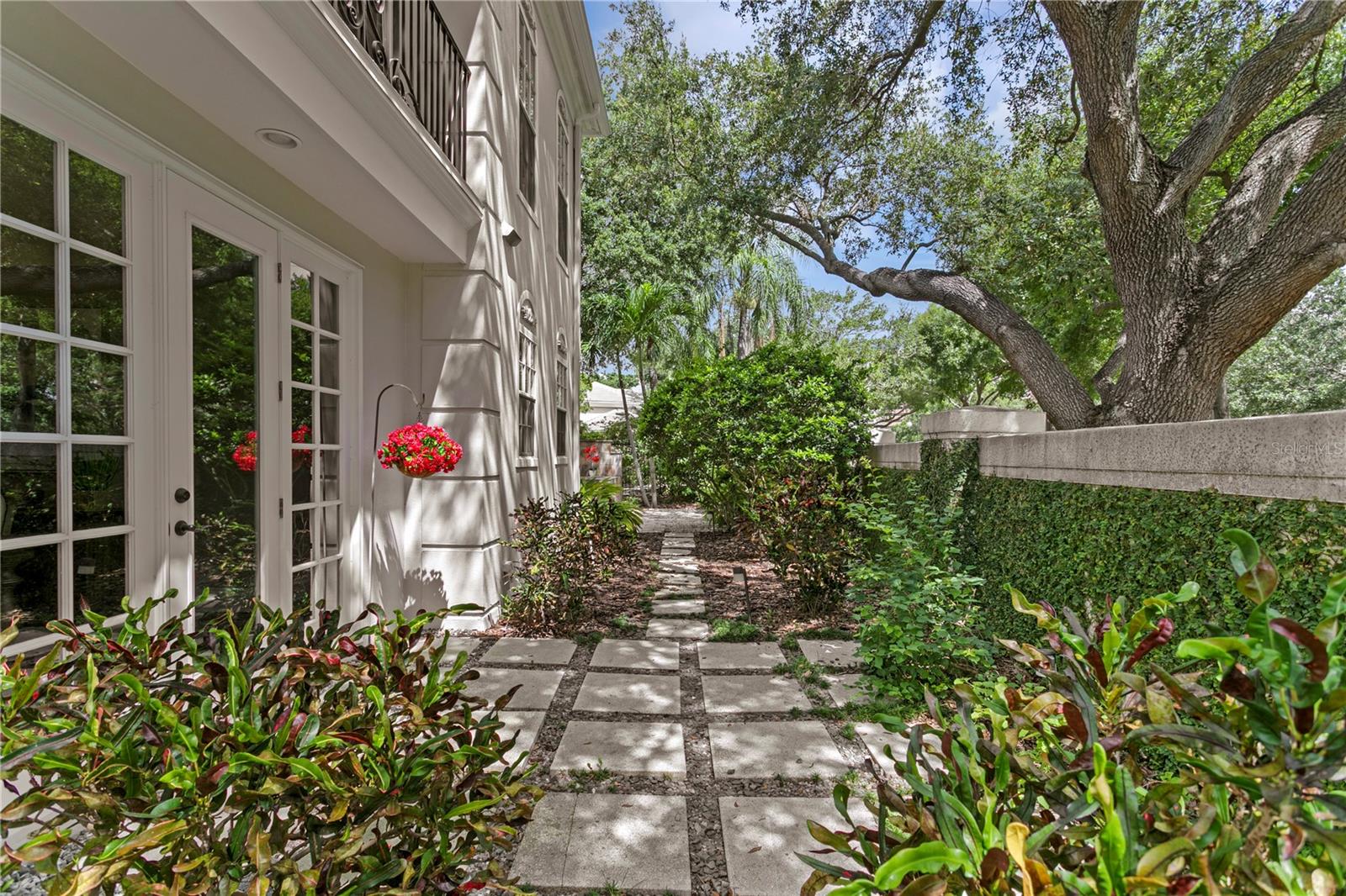 Listing photo id 21 for 901 Harbour Bay Drive