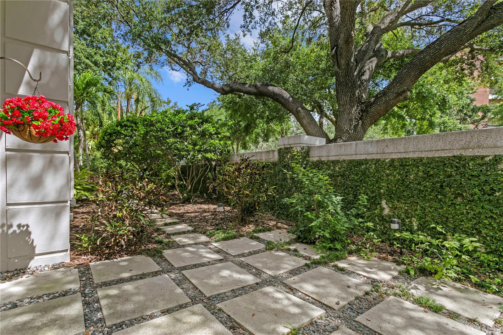 Listing photo id 22 for 901 Harbour Bay Drive