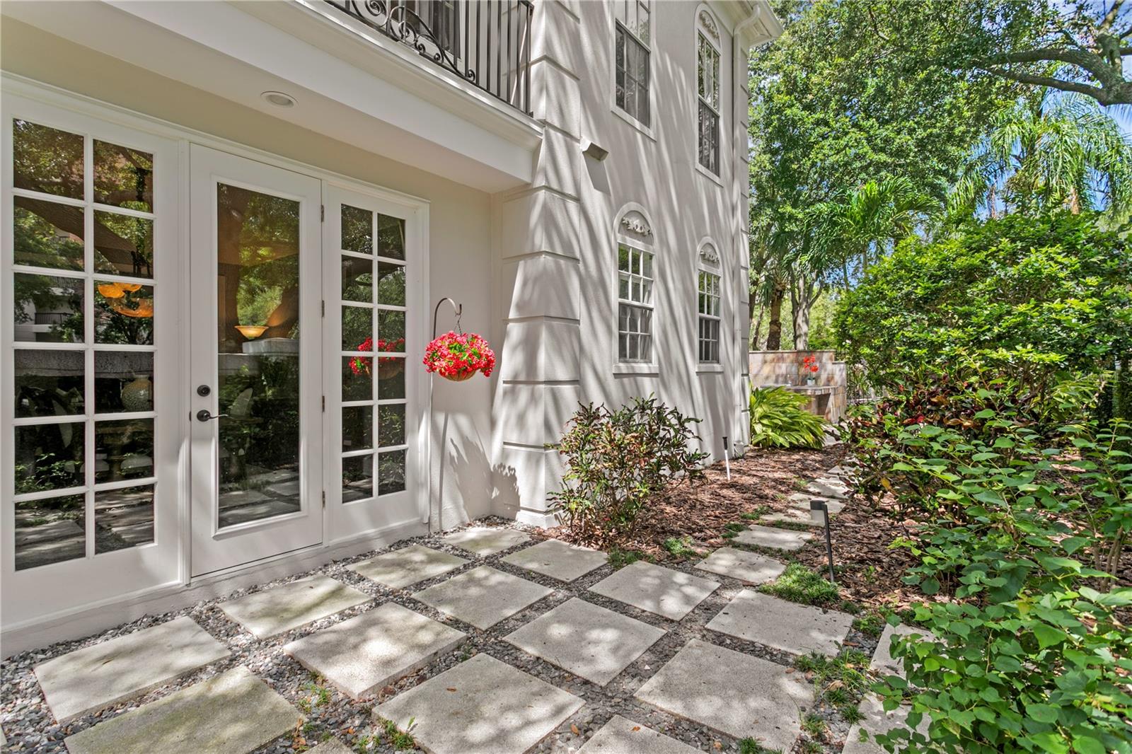 Listing photo id 23 for 901 Harbour Bay Drive