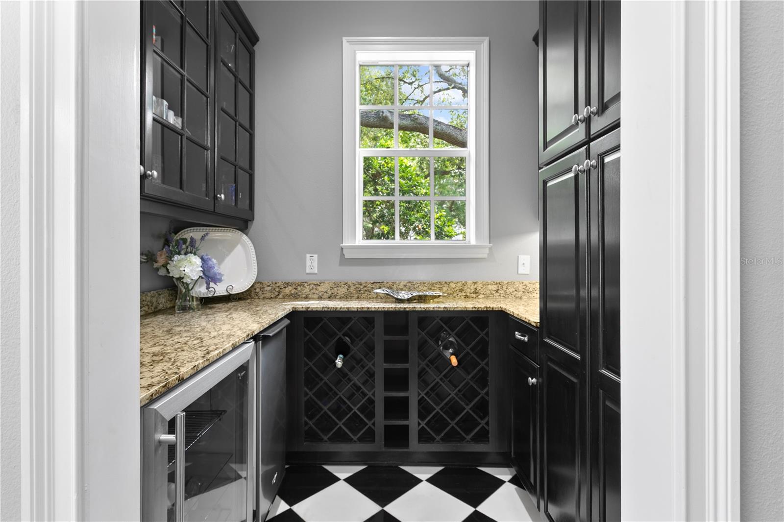 Listing photo id 30 for 901 Harbour Bay Drive