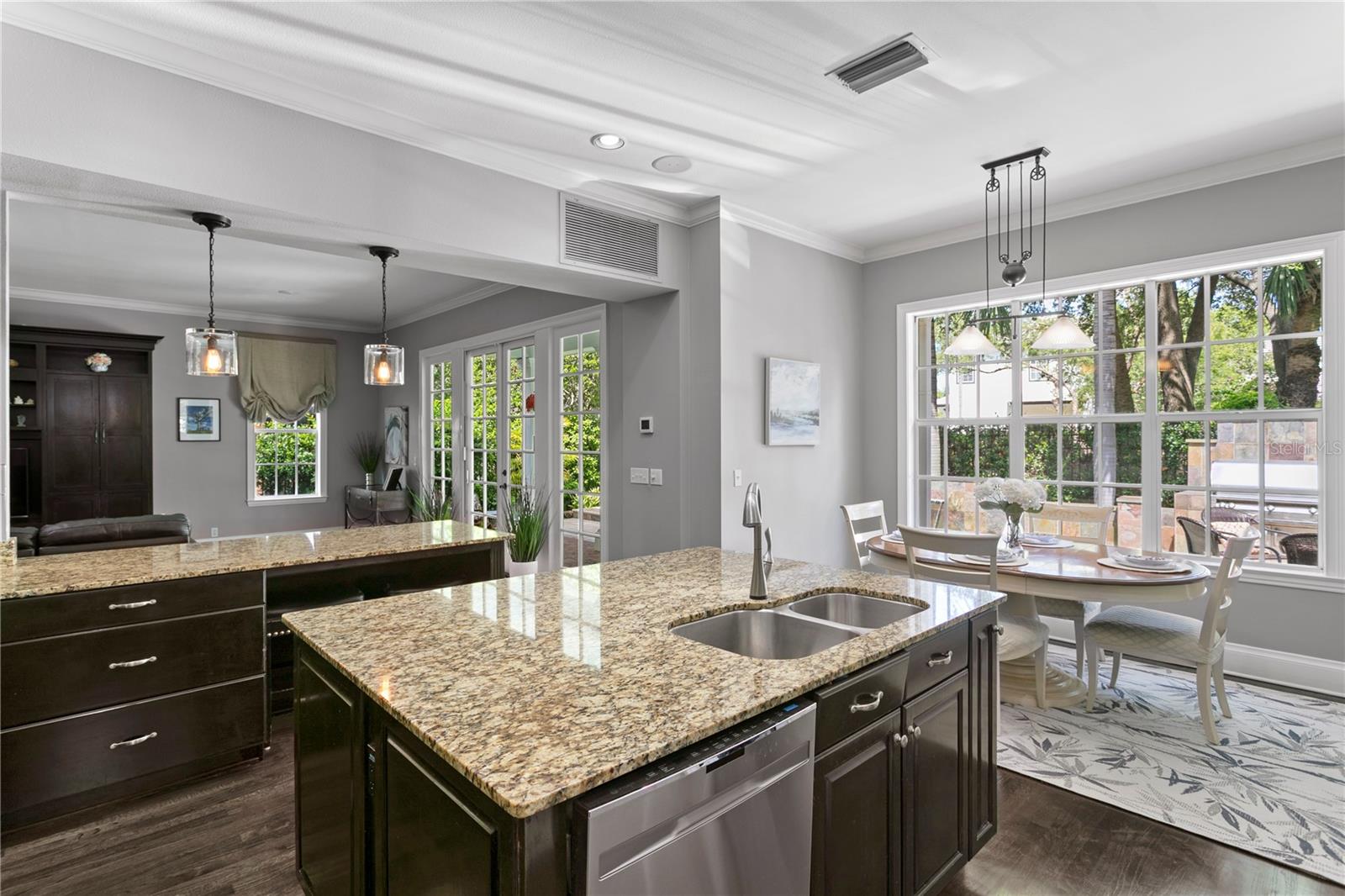 Listing photo id 31 for 901 Harbour Bay Drive