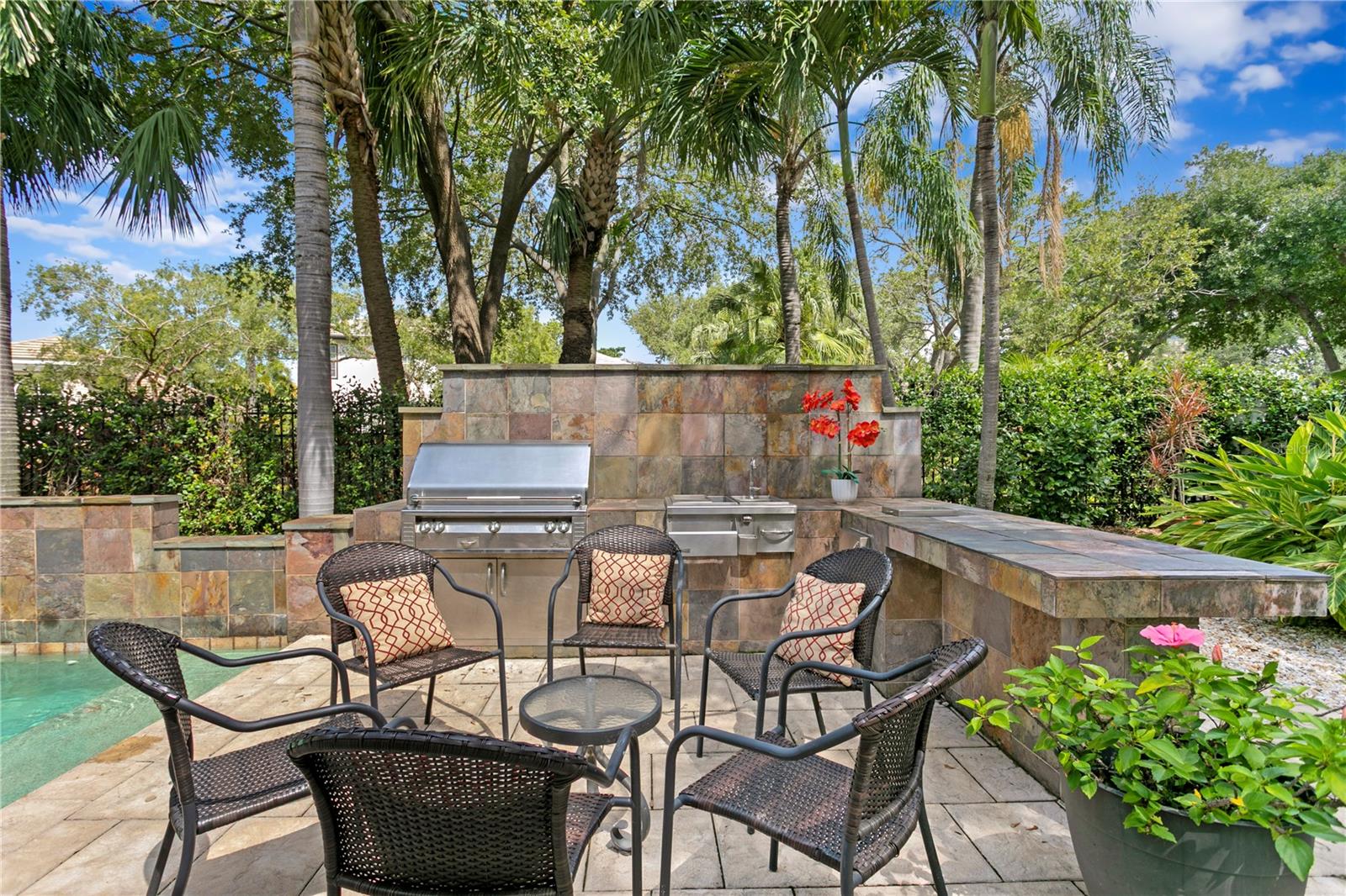 Listing photo id 33 for 901 Harbour Bay Drive
