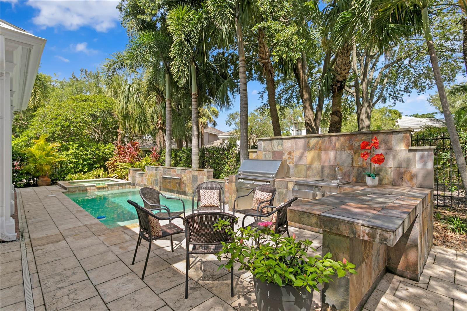 Listing photo id 35 for 901 Harbour Bay Drive
