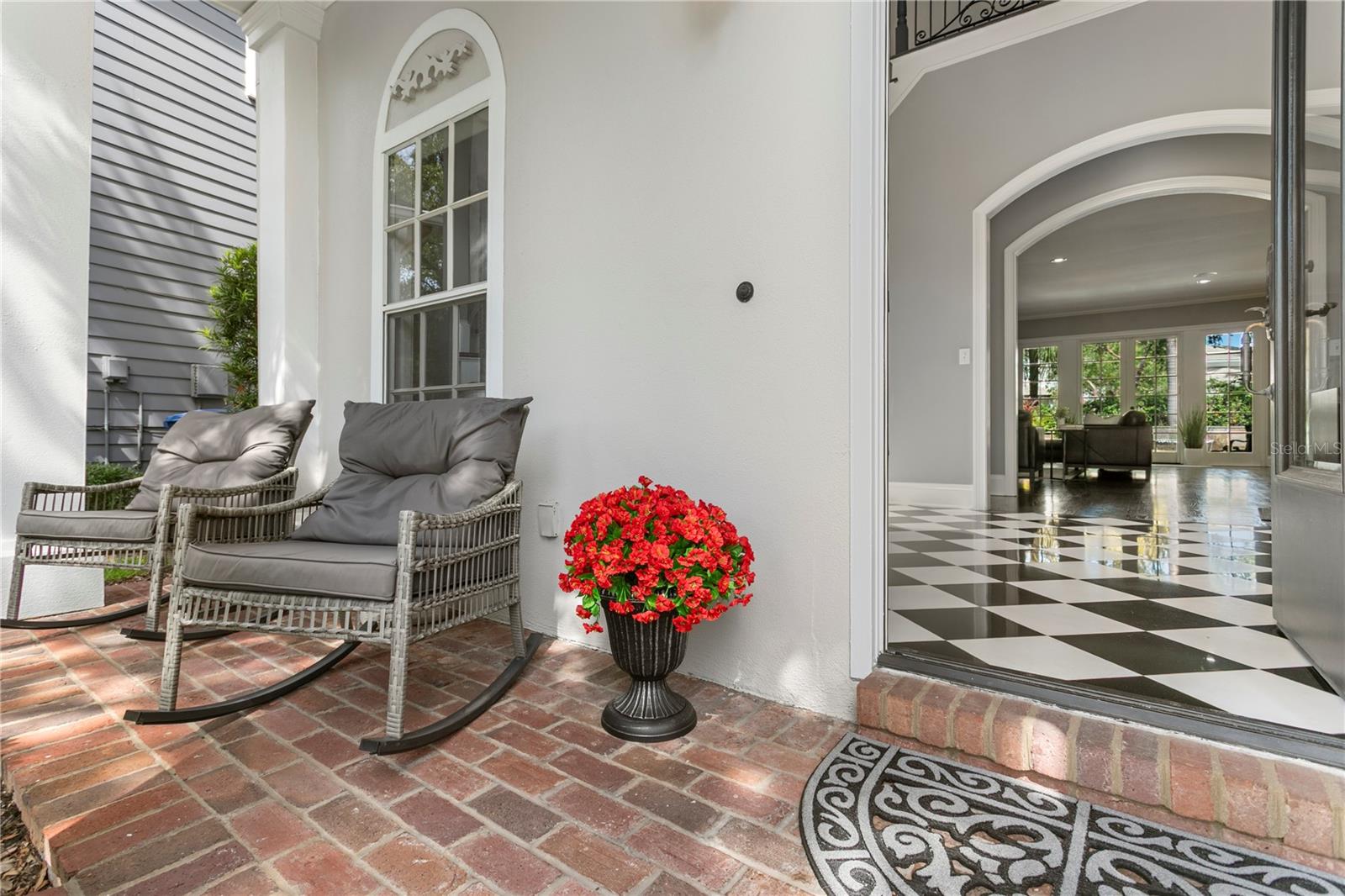 Listing photo id 2 for 901 Harbour Bay Drive