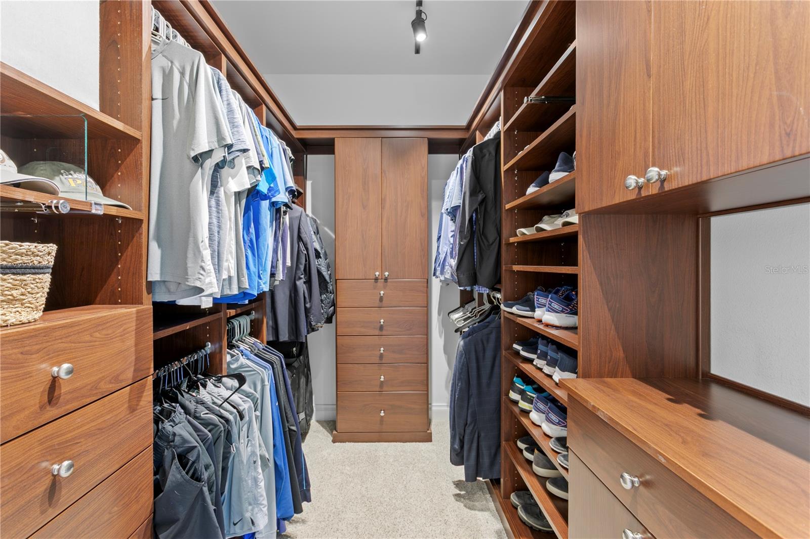 Listing photo id 46 for 901 Harbour Bay Drive