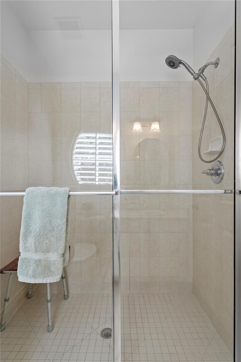 Listing photo id 52 for 901 Harbour Bay Drive