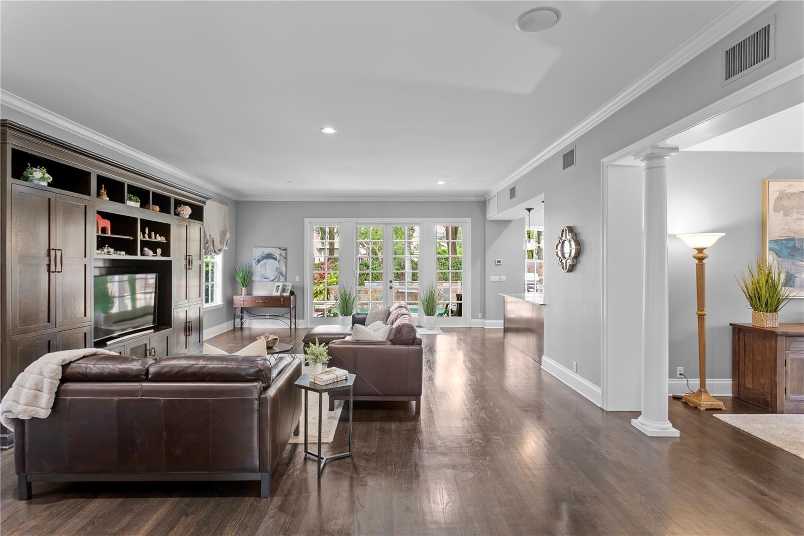 Listing photo id 5 for 901 Harbour Bay Drive