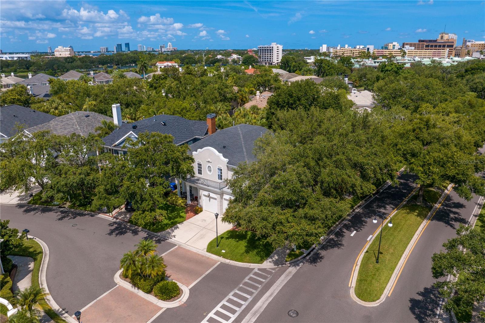 Listing photo id 77 for 901 Harbour Bay Drive