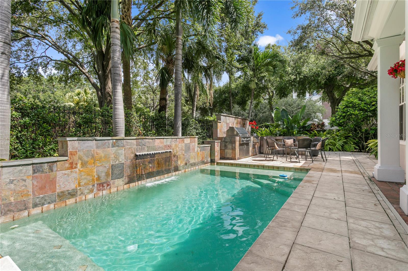 Listing photo id 6 for 901 Harbour Bay Drive