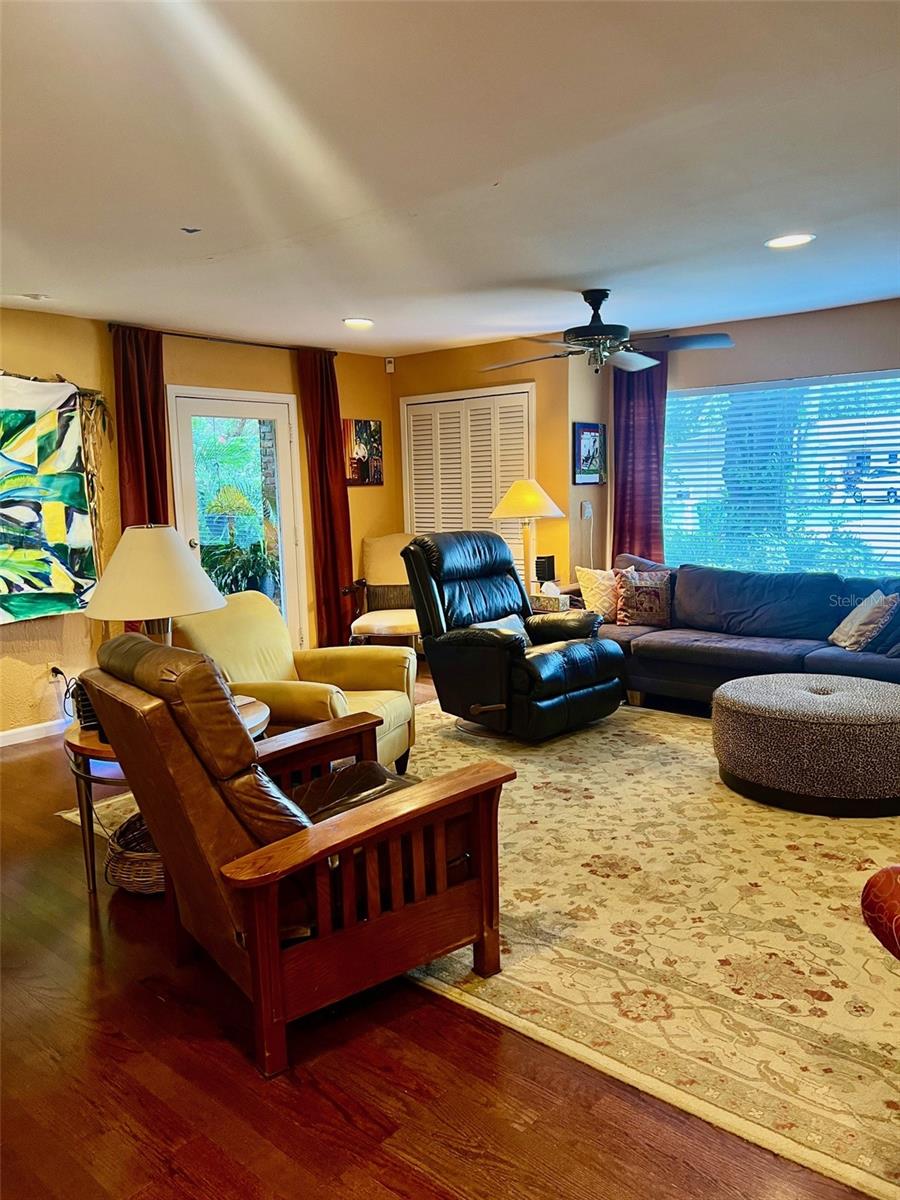 Listing photo id 0 for 4418 Melrose Avenue