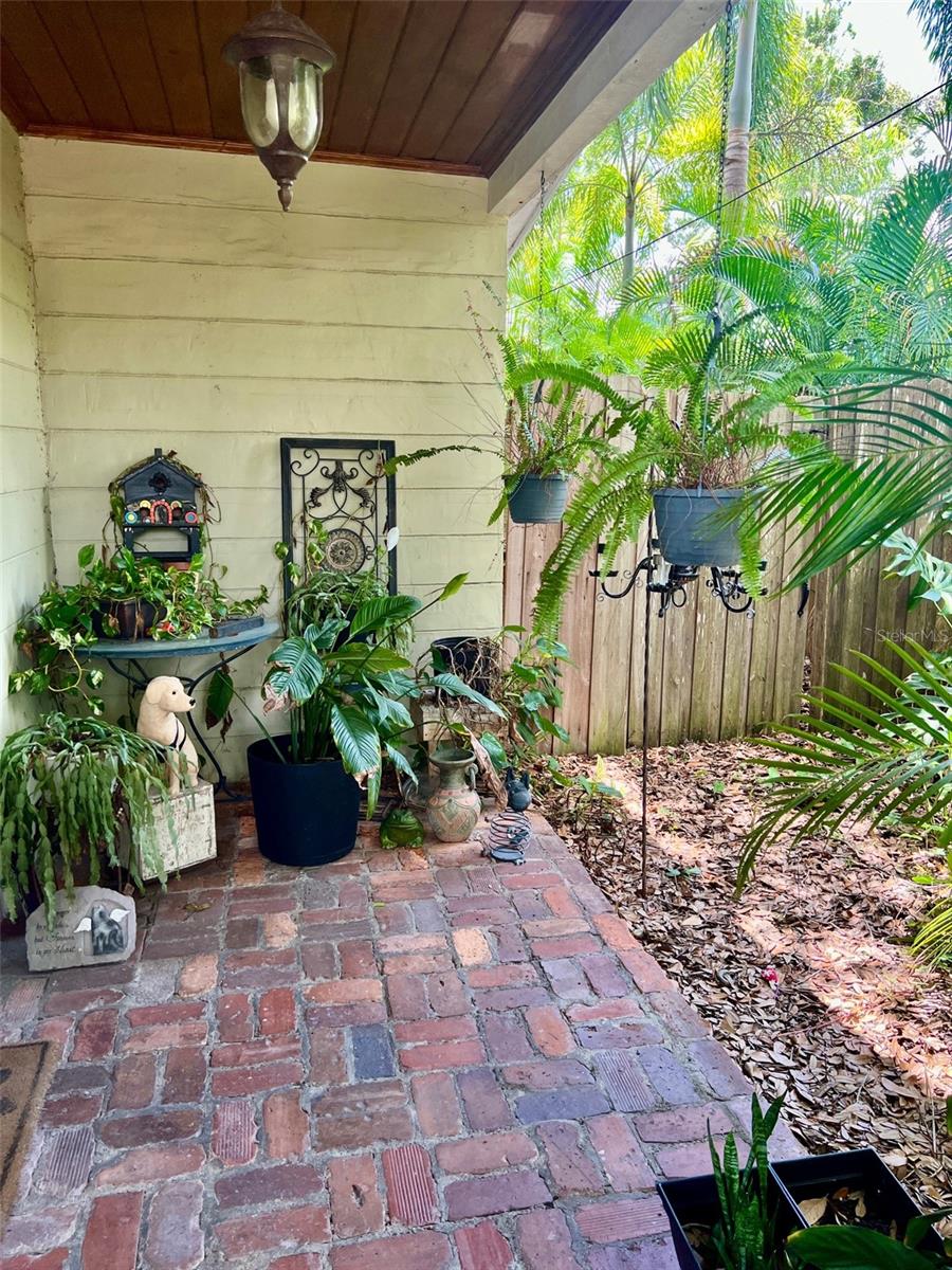 Listing photo id 3 for 4418 Melrose Avenue
