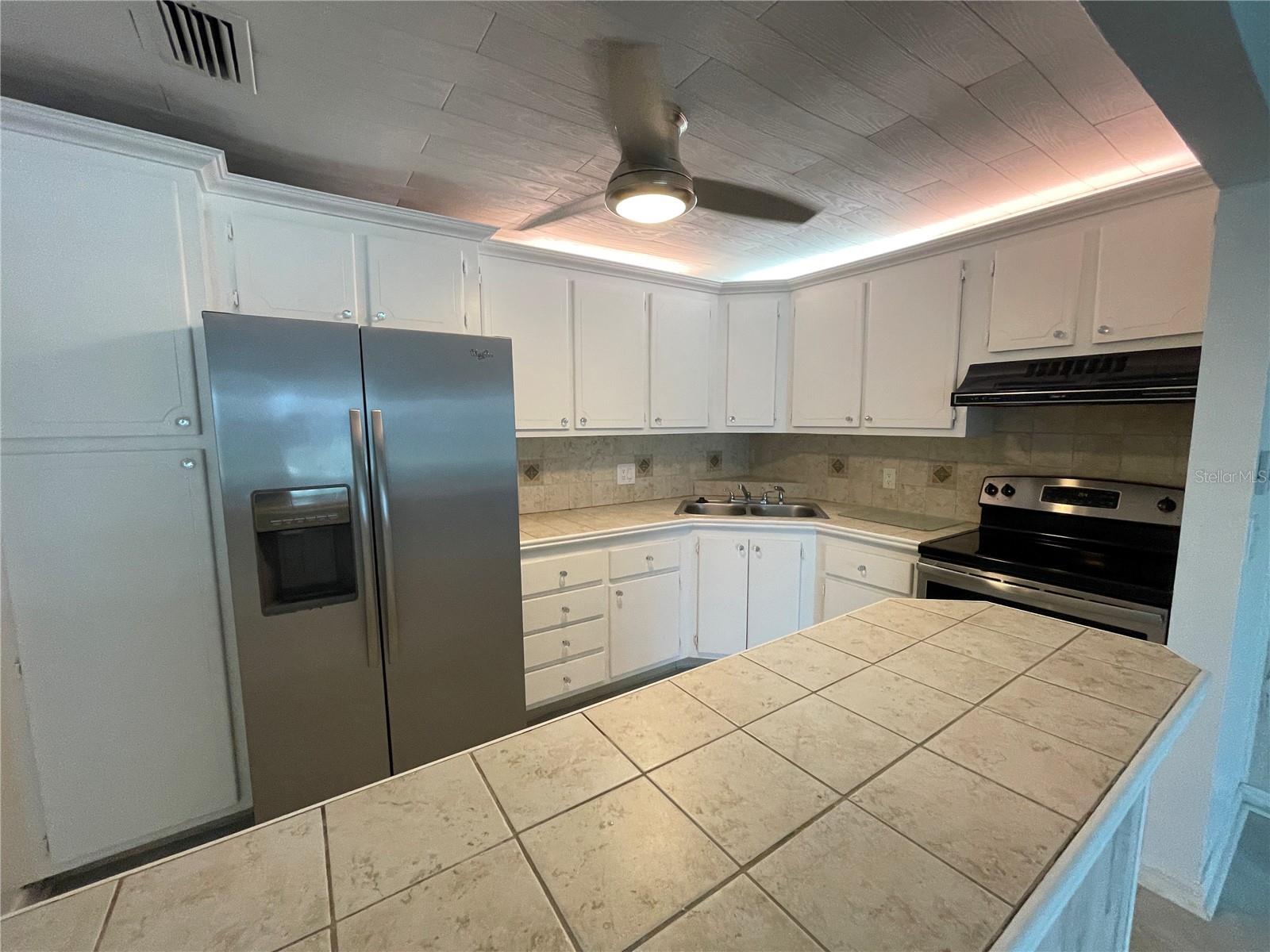 Listing photo id 8 for 223 Elmwood Circle