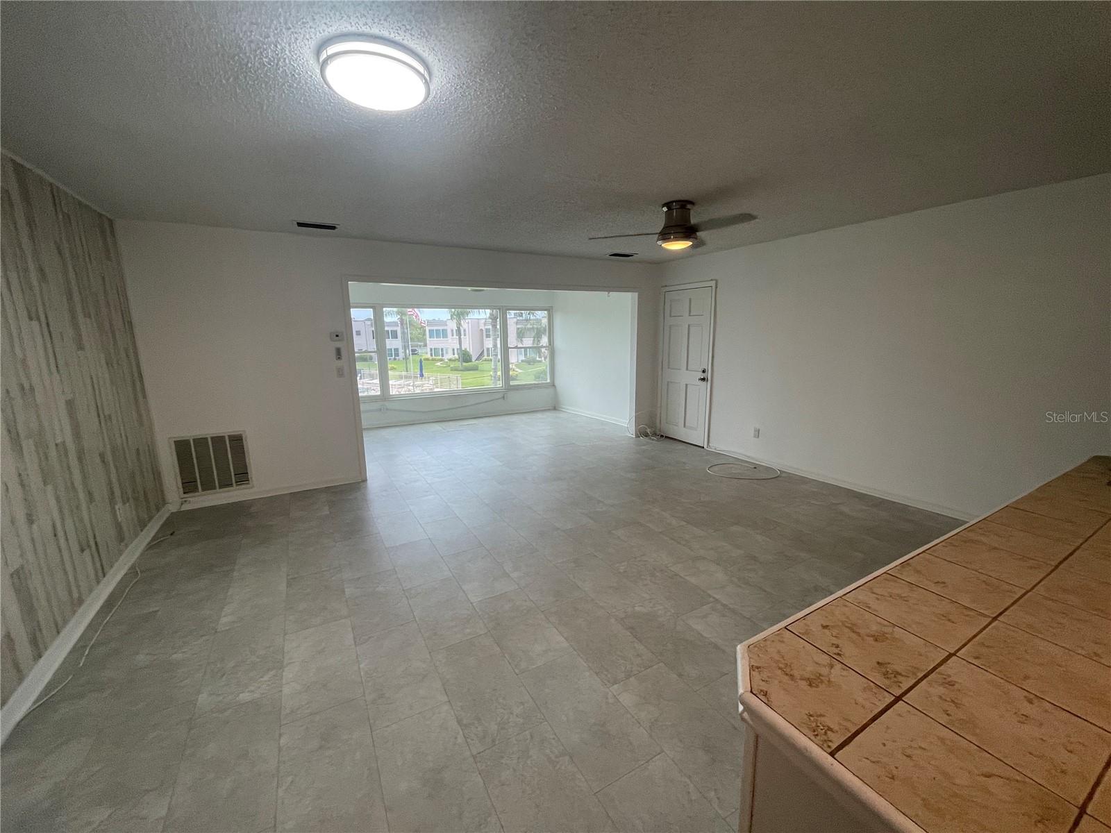 Listing photo id 6 for 223 Elmwood Circle